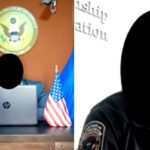 Pessoa atrás de um laptop com o selo do Tribunal de Apelações do Sétimo Circuito dos EUA ao fundo.