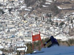 Cidade olímpica esquenta enquanto a mudança climática coloca os Jogos de Inverno em gelo fino Karli Poliziani, centro-direita, posa para foto com o pai, Len, enquanto a temperatura subia na cidade-sede, durante os Jogos Olímpicos de Inverno de 2026, em Cortina