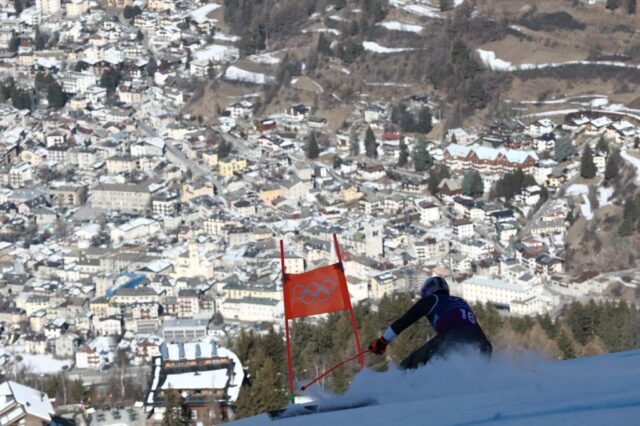 Karli Poliziani, centro-direita, posa para foto com o pai, Len, enquanto a temperatura subia na cidade-sede, durante os Jogos Olímpicos de Inverno de 2026, em Cortina