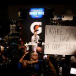 O quarterback do New England Patriots, Drake Maye, enfrenta o Denver Broncos durante o segundo tempo do jogo de futebol americano do Campeonato AFC da NFL, domingo, 25 de janeiro de 2026, em Denver. (Foto AP/Garrett W. Ellwood)
