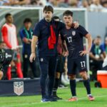 O técnico da USMNT, Mauricio Pochettino, conversa com o meio-campista Sebastian Berhalter durante uma partida.