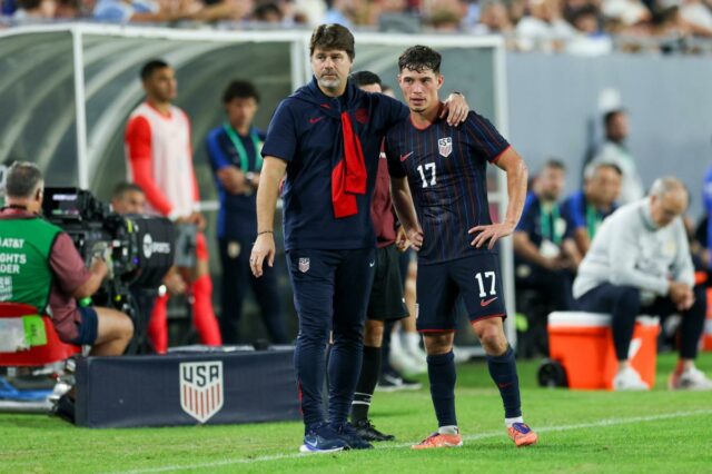 O técnico da USMNT, Mauricio Pochettino, conversa com o meio-campista Sebastian Berhalter durante uma partida.