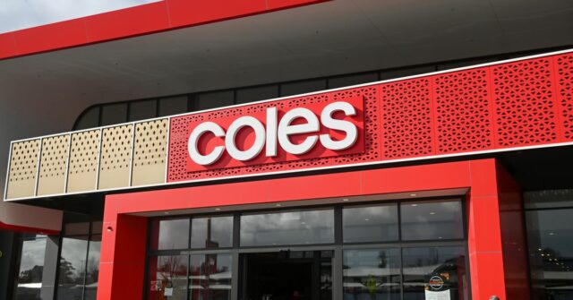 Coles acusado de preços de alimentos 'totalmente enganosos' pela ACCC A Coles foi acusada de aumentar artificialmente os preços antes de reduzi-los e reivindicar isso como um desconto.