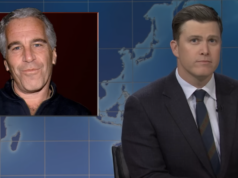 Colin Jost faz uma piada digna de espanto sobre Epstein no SNL Weekend Update Homem na redação ao lado do gráfico de Jeffery Epstein