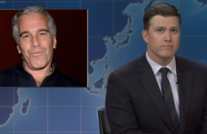 Colin Jost faz uma piada digna de espanto sobre Epstein no SNL Weekend Update Homem na redação ao lado do gráfico de Jeffery Epstein