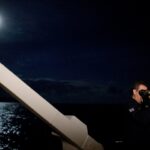 Colisão entre navio da guarda costeira grega e barco de migrantes mata pelo menos 14