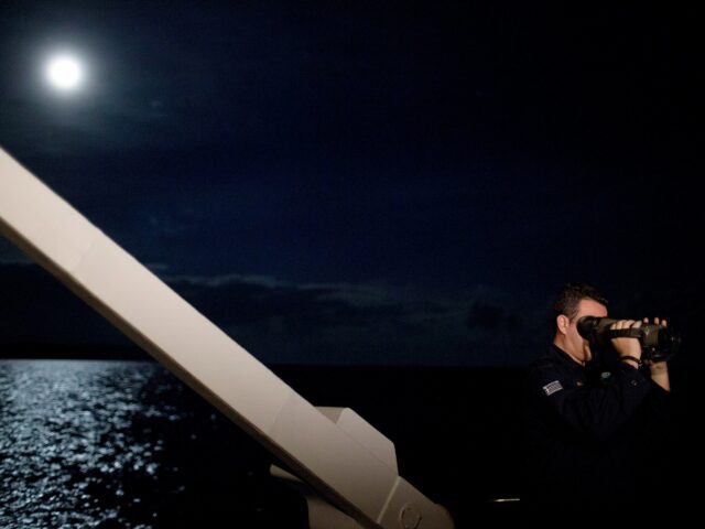 Colisão entre navio da guarda costeira grega e barco de migrantes mata pelo menos 14
