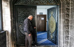 Colonos israelenses desfiguram e incendiam mesquita na Cisjordânia durante o Ramadã Um homem inspeciona pichações hebraicas ofensivas nas paredes do lado de fora da mesquita Abu Bakr al-Siddiq, na vila de Tell, a oeste de Nablus, na Cisjordânia ocupada, em 23 de fevereiro de 2026, após um suposto ataque de colonos israelenses.