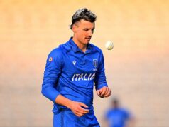 Com a corrente de Dennis Lillee em volta do pescoço, o marcapasso italiano Thomas Draca, criado na Austrália, está pronto para uma corrida histórica na Copa do Mundo T20 Com a corrente de Dennis Lillee em volta do pescoço, o marcapasso italiano Thomas Draca, criado na Austrália, está pronto para uma corrida histórica na Copa do Mundo T20