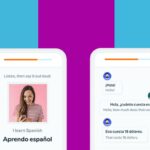 Uma mão segurando um smartphone exibindo opções de revisão: ouvir, falar, flashcards e escrever com sobreposição de texto