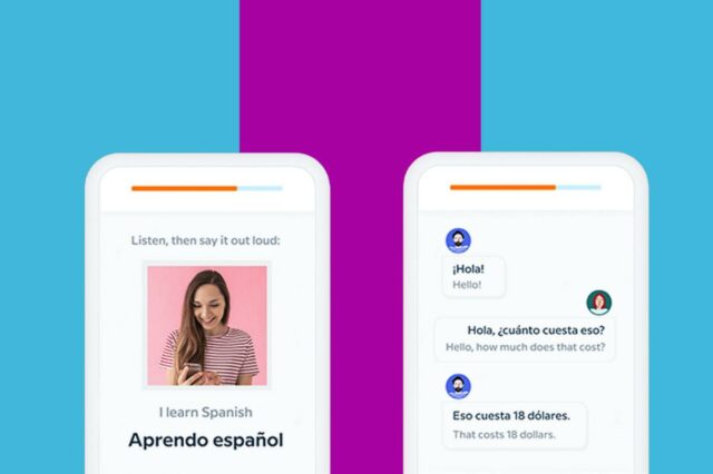 Uma mão segurando um smartphone exibindo opções de revisão: ouvir, falar, flashcards e escrever com sobreposição de texto 