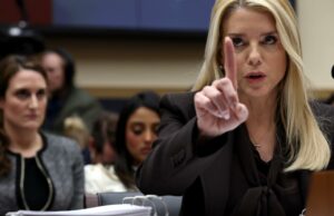 Comentário: A hilaridade involuntária do testemunho de Pam Bondi Comentário: A hilaridade involuntária do testemunho de Pam Bondi