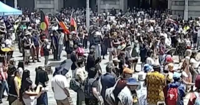 O Comissário de Polícia de WA, Col Blanch, defendeu sua resposta ao suposto ataque terrorista direcionado aos indígenas australianos, mas admitiu que poderia ter sido mais claro com o público. 