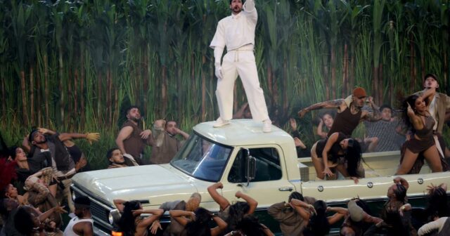 Como Bad Bunny realizou um show histórico do intervalo do Super Bowl
