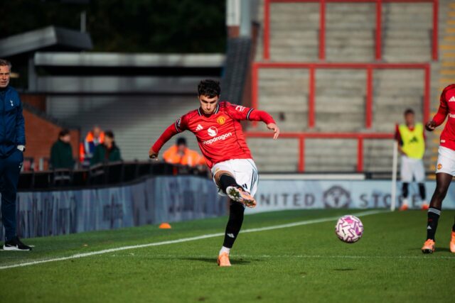 Como James Scanlon se saiu em sua estreia no clube profissional emprestado ao Swindon Town
