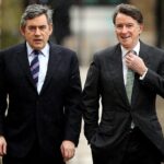 Peter Mandelson (à direita) aparentemente planejou destituir Gordon Brown enquanto ele lutava para se manter no poder durante seus últimos meses no cargo