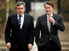 Como Mandelson conspirou com Epstein para expulsar o ‘fedorento’ Gordon Brown… gabando-se de que era ‘maior do que todos eles’ e que assumiria o poder após a eleição do primeiro-ministro ‘fodida’ em 2010 Peter Mandelson (à direita) aparentemente planejou destituir Gordon Brown enquanto ele lutava para se manter no poder durante seus últimos meses no cargo