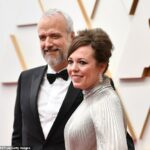 A abordagem única de Olivia Colman para 'sobreviver' ao seu casamento de 25 anos depois de revelar que se sente não binária e se descreve como um 'homem gay' para o marido Ed Sinclair (foto em 2022)