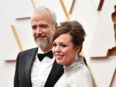Como Olivia Colman ‘sobrevive’ ao seu casamento de 25 anos com Ed Sinclair depois de revelar que se descreve para ele como um ‘homem gay’ e ‘se sente não binário’ A abordagem única de Olivia Colman para 'sobreviver' ao seu casamento de 25 anos depois de revelar que se sente não binária e se descreve como um 'homem gay' para o marido Ed Sinclair (foto em 2022)