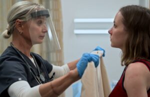 Como ‘The Pitt’ retratou com sensibilidade um exame de kit de estupro com a ajuda de especialistas Como 'The Pitt' retratou com sensibilidade um exame de kit de estupro com a ajuda de especialistas