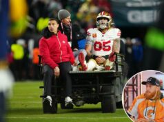 Como a NFL fez George Kittle suspeitar de uma subestação elétrica próxima às instalações dos 49ers Um jogador de futebol sendo retirado do campo sentado ao lado de um membro da equipe médica.