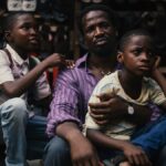 Como 'a sombra do meu pai' surgiu da agitação política e da perda da infância na Nigéria