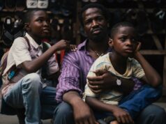 Como ‘a sombra do meu pai’ surgiu da agitação política e da perda da infância na Nigéria Como 'a sombra do meu pai' surgiu da agitação política e da perda da infância na Nigéria