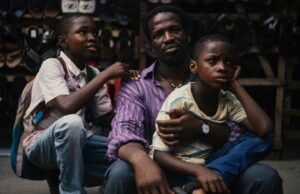 Como ‘a sombra do meu pai’ surgiu da agitação política e da perda da infância na Nigéria Como 'a sombra do meu pai' surgiu da agitação política e da perda da infância na Nigéria