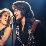 Kate Hudson e Hugh Jackman cantando em 'Song Sung Blue'