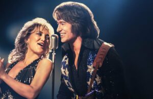 Como assistir Song Sung Blue em casa: Kate Hudson e Hugh Jackman chegam à telinha Kate Hudson e Hugh Jackman cantando em 'Song Sung Blue'