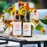 Larissa Milano segura uma bandeja de chocolates. Ela é a proprietária da Bluebirds Chocolate em Livermore. (Cortesia Larissa Milano)