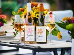 Como combinar vinho e chocolate no Dia dos Namorados Larissa Milano segura uma bandeja de chocolates. Ela é a proprietária da Bluebirds Chocolate em Livermore. (Cortesia Larissa Milano)