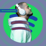 Logotipo do Spotify usando fones de ouvido pretos, cercado por ícones flutuantes de notas musicais verdes em um fundo gradiente.
