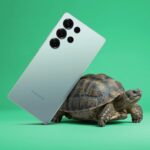 Um smartphone Samsung mostrando o texto ‘One UI’ junto com os ícones Good Lock, Gaming Hub, Samsung Studio e Samsung Members.