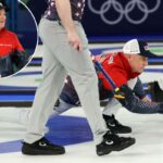Rich Ruohonen, dos Estados Unidos, em ação durante a partida contra a Suíça na sessão Round Robin masculina em 12 de fevereiro de 2026.