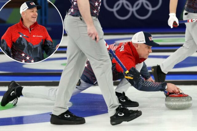 Rich Ruohonen, dos Estados Unidos, em ação durante a partida contra a Suíça na sessão Round Robin masculina em 12 de fevereiro de 2026.