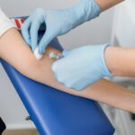 Amostra de sangue do patologista do exame de sangue