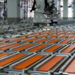 Três abóboras estão contra um céu azul claro