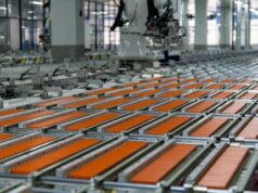 Como um novo e mais sustentável processo de mineração de lítio poderia dar início à indústria no oeste do Canadá Três abóboras estão contra um céu azul claro