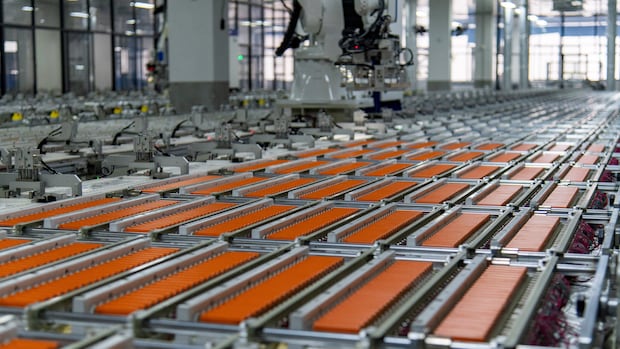 Como um novo e mais sustentável processo de mineração de Três abóboras estão contra um céu azul claro