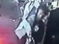 Comoção de homem suspeito de estar no ombro de um cadáver caminhando entre moradores de Tambora, foi o que disse a polícia Comoção de homem suspeito de estar no ombro de um cadáver caminhando entre moradores de Tambora, foi o que disse a polícia