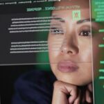 Engenheiro de software olhando linhas de código.