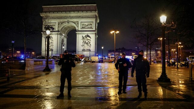 Condenado por terrorismo, recentemente libertado, morto a tiros pela polícia de Paris após suposto ataque com faca perto do Arco do Triunfo
