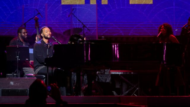 Conferência da Broadway Across America de 2026 mostra Elton John defendendo 'Devil Wears Prada' enquanto John Legend, TLC e mais fazem sua proposta
