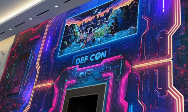 Conferência de hackers Def Con proíbe três pessoas ligadas a A wall at the Def Con hacking conference in Las Vegas in 2024.