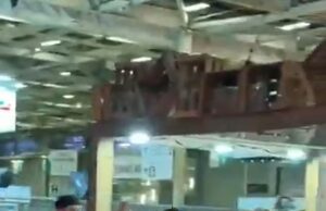 Conflito de queijo! Momento em que agricultores franceses usam tábuas de queijo como armas durante briga com visitantes em feira agrícola Um vídeo postado online e transmitido pela BFM, o canal de notícias da TV, mostra um grupo lutando em torno de uma barraca de nogado