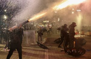 Conflitos na Albânia enquanto manifestantes exigem a renúncia do primeiro-ministro Rama Conflitos na Albânia enquanto manifestantes exigem a renúncia do primeiro-ministro Rama