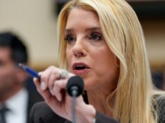 Congressista pressiona Pam Bondi para pedir desculpas às vítimas de Epstein Congressista pressiona Pam Bondi para pedir desculpas às vítimas de Epstein