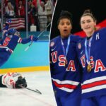 Megan Keller nº 5 da equipe dos Estados Unidos comemora depois de marcar o gol da vitória na prorrogação enquanto Claire Thompson nº 42 da equipe do Canadá reage durante a partida pela medalha de ouro feminina entre os Estados Unidos e o Canadá no dia 13 dos Jogos Olímpicos de Inverno Milano Cortina 2026 na Arena de Hóquei no Gelo Milano Santagiulia em 19 de fevereiro de 2026 em Milão, Itália.