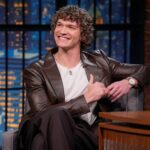 Connor Storrie apresenta 'Saturday Night Live' hoje à noite: como assistir a transmissão ao vivo do 'SNL' online gratuitamente